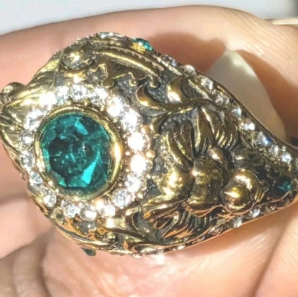 Elegant Golden Lion and Green Gemstone Mens Ring Sz 10